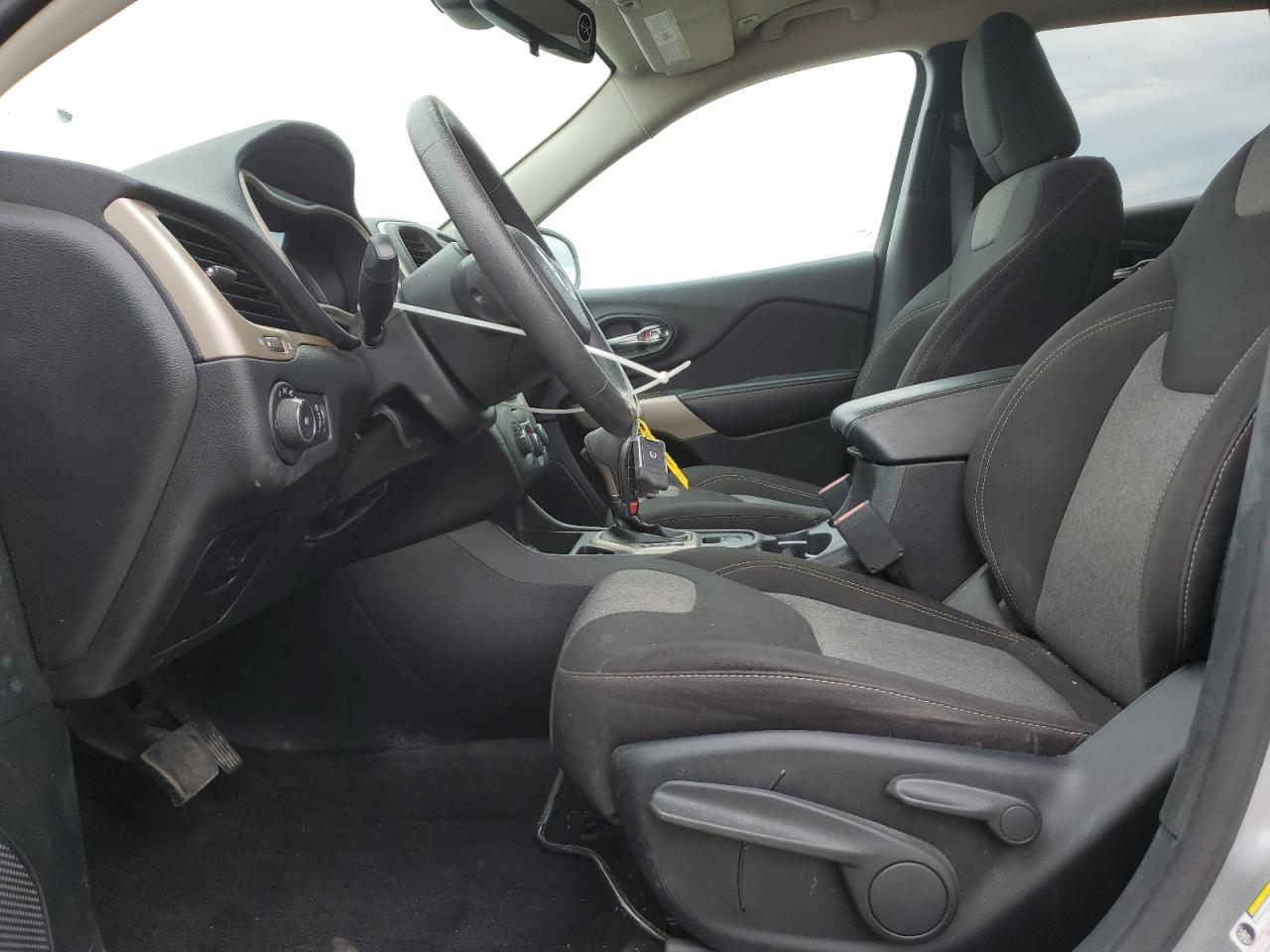 2018 Jeep Cherokee Latitude VIN: 1C4PJLCB4JD560737 Lot: 70369835