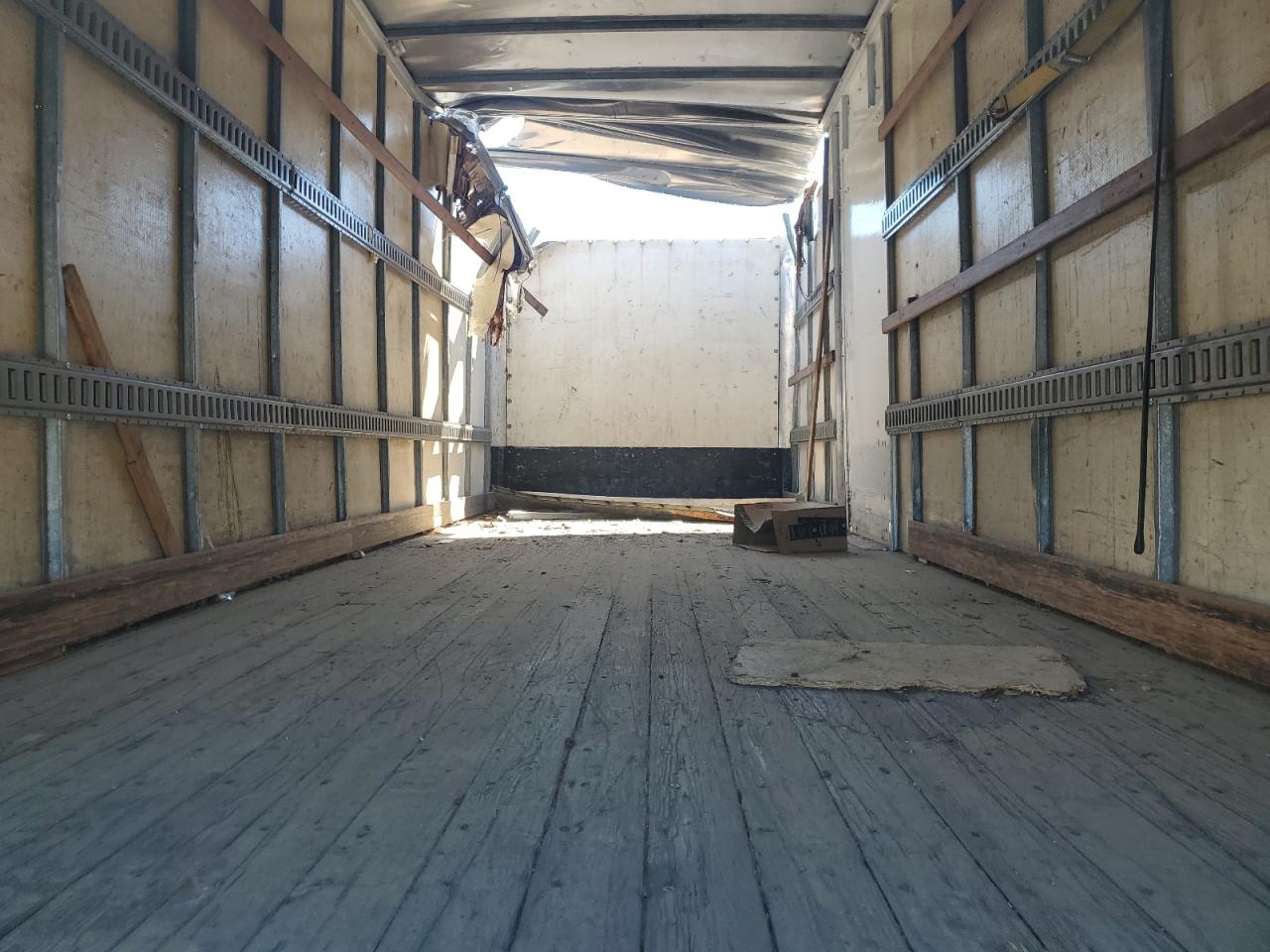 2000 International 4700 Box Truck VIN: 1HTSCABM4YH228332 Lot: 69053535