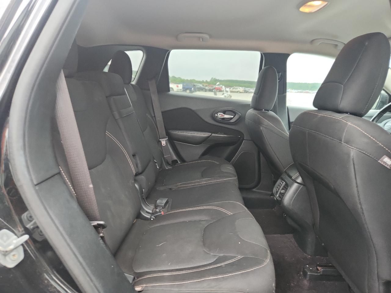 2016 Jeep Cherokee Latitude VIN: 1C4PJLCB8GW211836 Lot: 69390945
