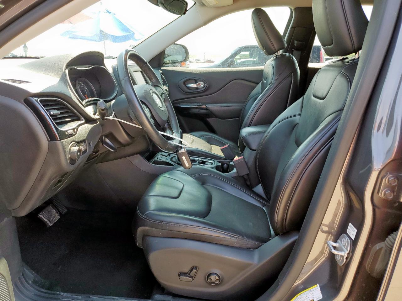 2019 Jeep Cherokee Latitude Plus VIN: 1C4PJLLB2KD338974 Lot: 67590585