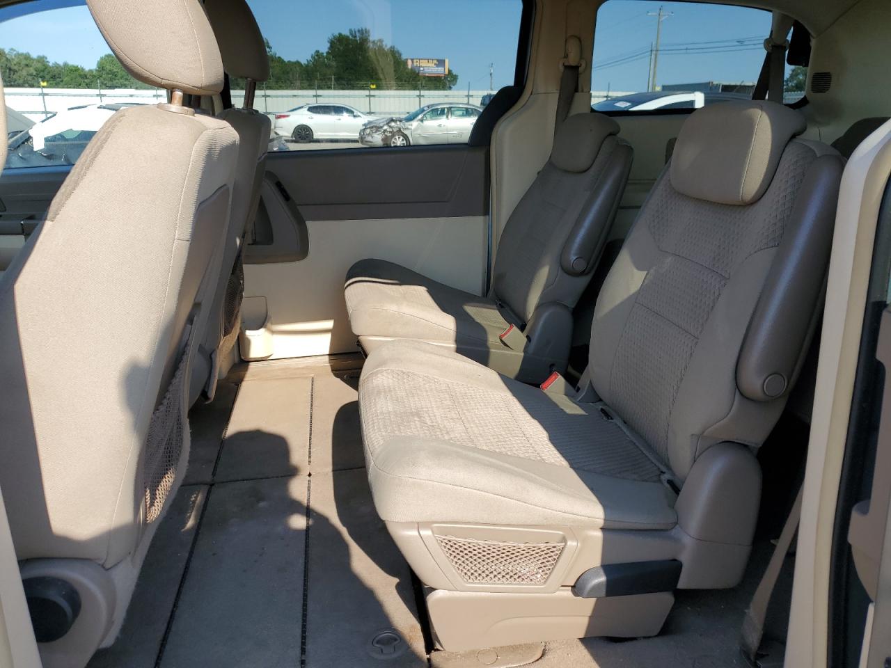 2010 Chrysler Town & Country Lx VIN: 2A4RR4DE8AR155570 Lot: 69207275