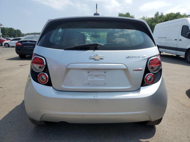 Hatchbacks CHEVROLET SONIC 2015 Srebrny