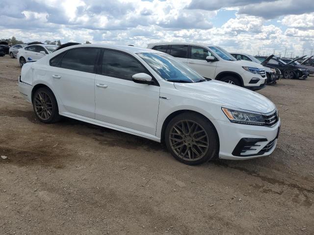  VOLKSWAGEN PASSAT 2018 Белы