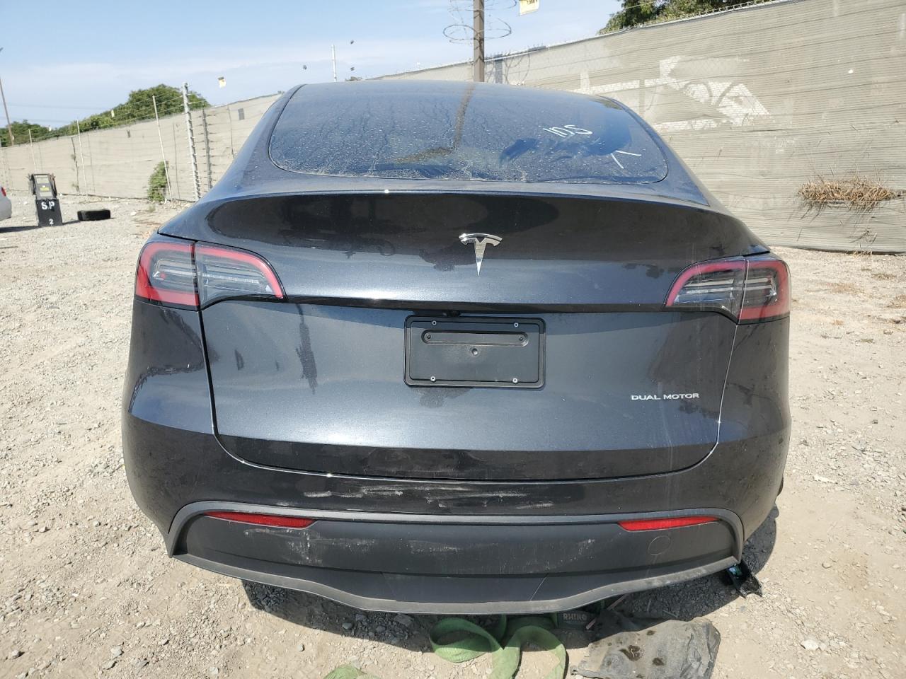 2025 Tesla Model Y VIN: 7SAYGDEE1SF305010 Lot: 70322765