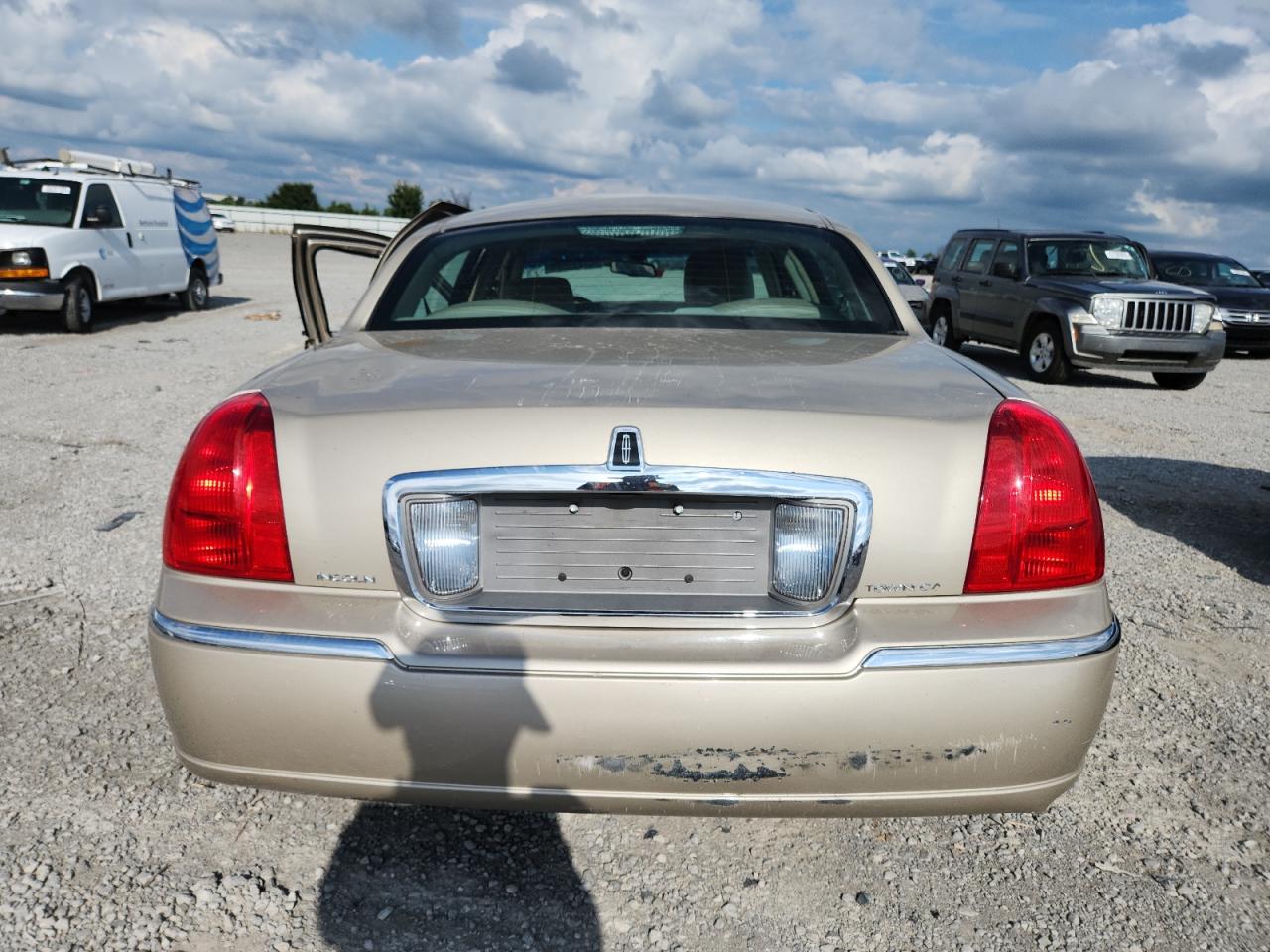 2011 Lincoln Town Car Signature Limited VIN: 2LNBL8CV1BX763456 Lot: 67277925