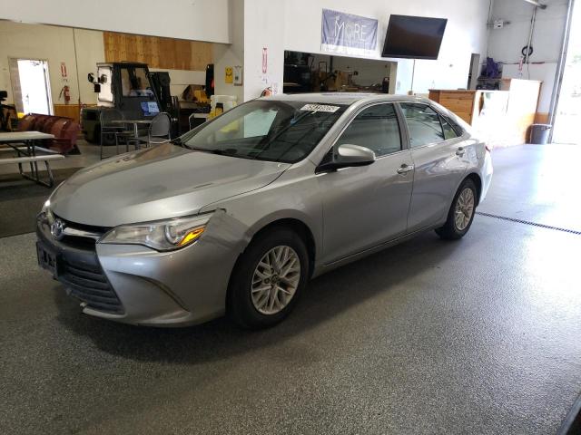 Sedans TOYOTA CAMRY 2016 Srebrny