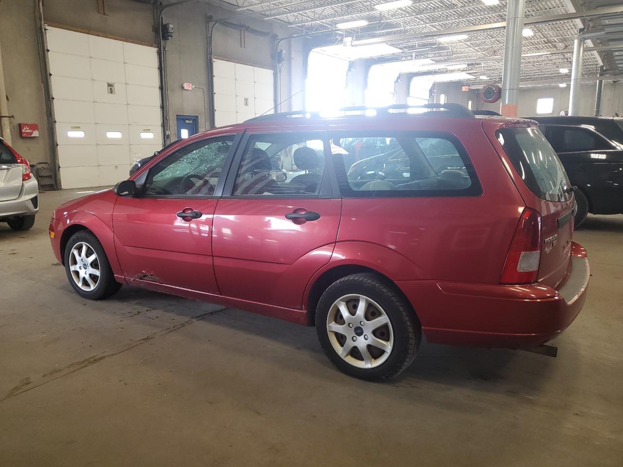 2005 Ford Focus Zxw red hatchback gas 1FAFP36N25W235374 photo #3