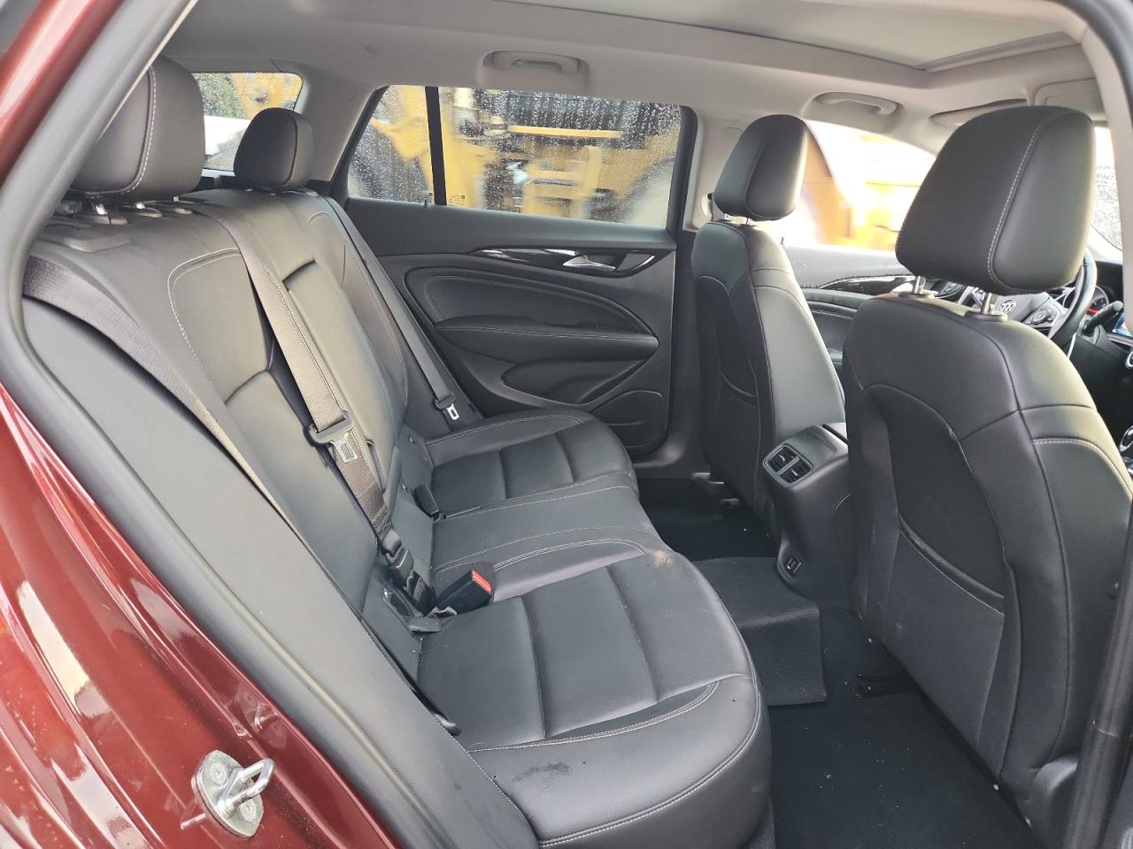 2018 Buick Regal Tourx Essence VIN: W04GV8SX5J1117197 Lot: 68417515