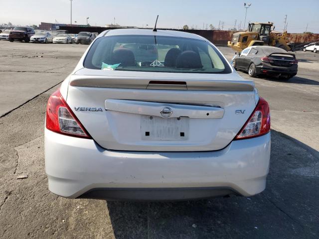 NISSAN VERSA 2017 Srebrny