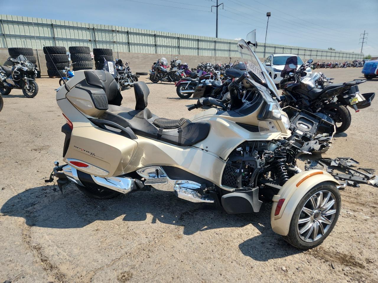 2017 Can-Am Spyder Roadster Rt beige null gas 2BXNBDD25HV004234 photo #1