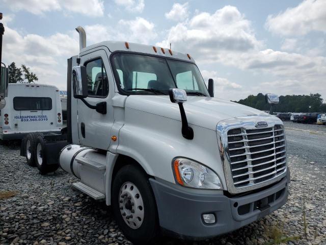 2016 Freightliner Cascadia 1 - Trucks