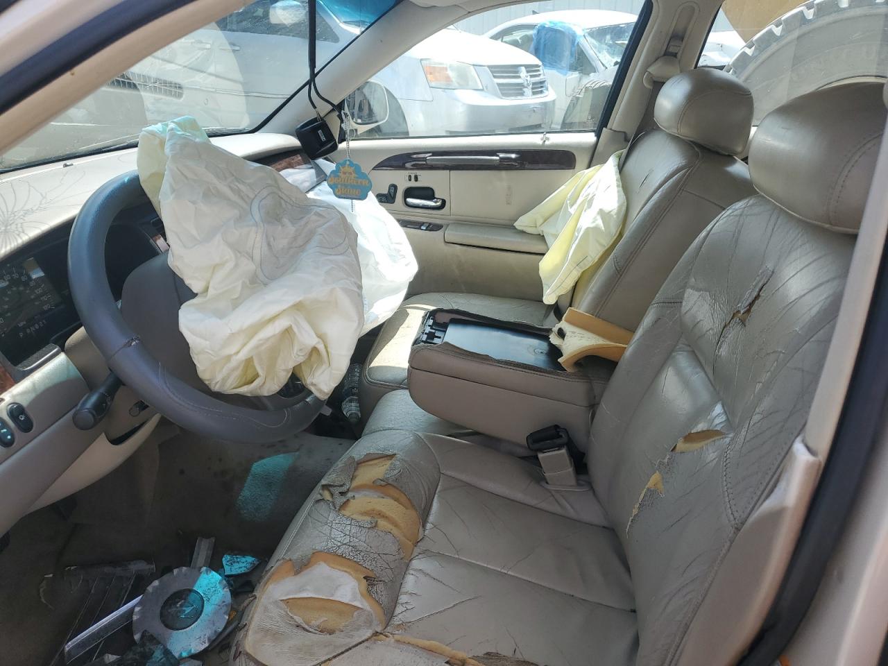 2001 Lincoln Town Car Cartier VIN: 1LNHM83W61Y666168 Lot: 68820315