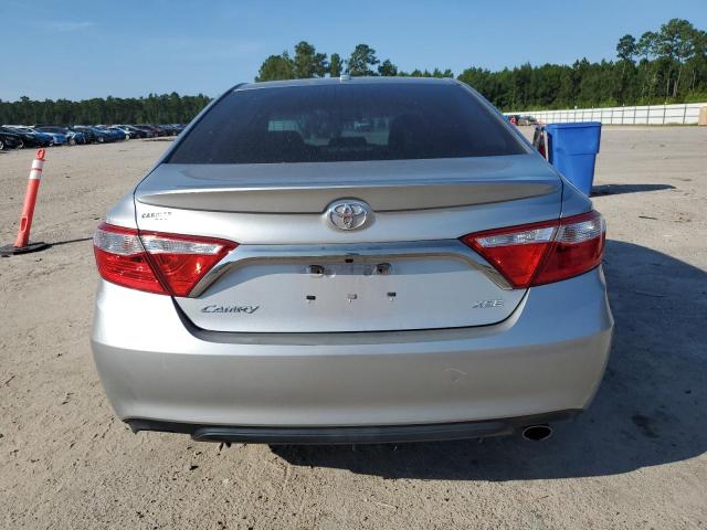 Sedans TOYOTA CAMRY 2017 Srebrny