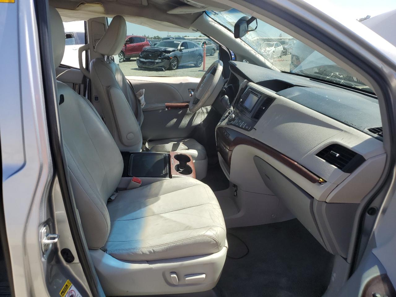 2013 Toyota Sienna Xle VIN: 5TDYK3DC4DS327183 Lot: 70894995