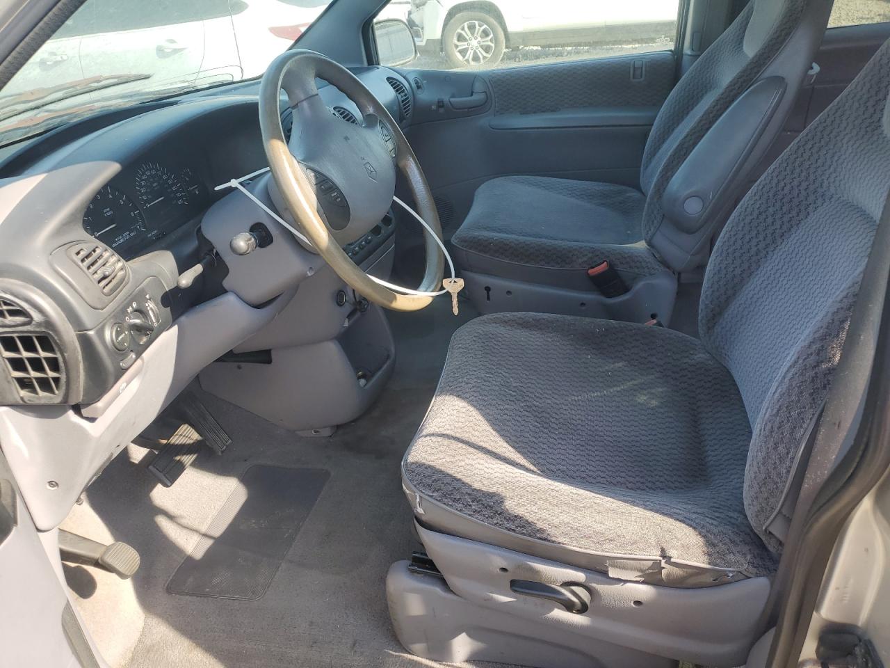 2000 Chrysler Voyager VIN: 2C4GJ2538YR896169 Lot: 69272675