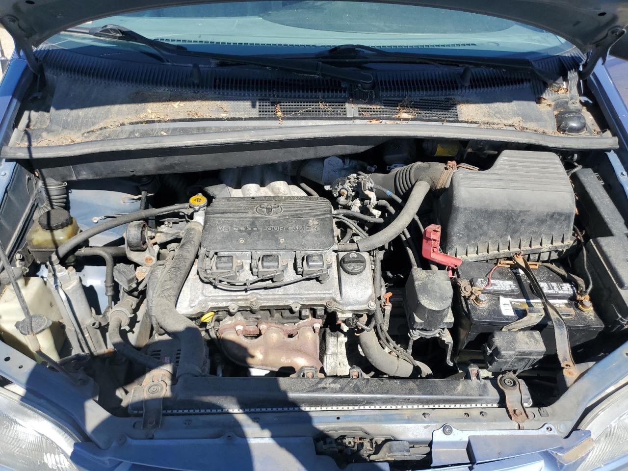 1999 Toyota Sienna Le VIN: 4T3ZF13C3XU092826 Lot: 70525095
