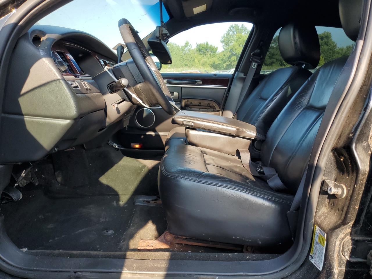 2011 Lincoln Town Car Executive L VIN: 2LNBL8EV2BX764418 Lot: 69111015