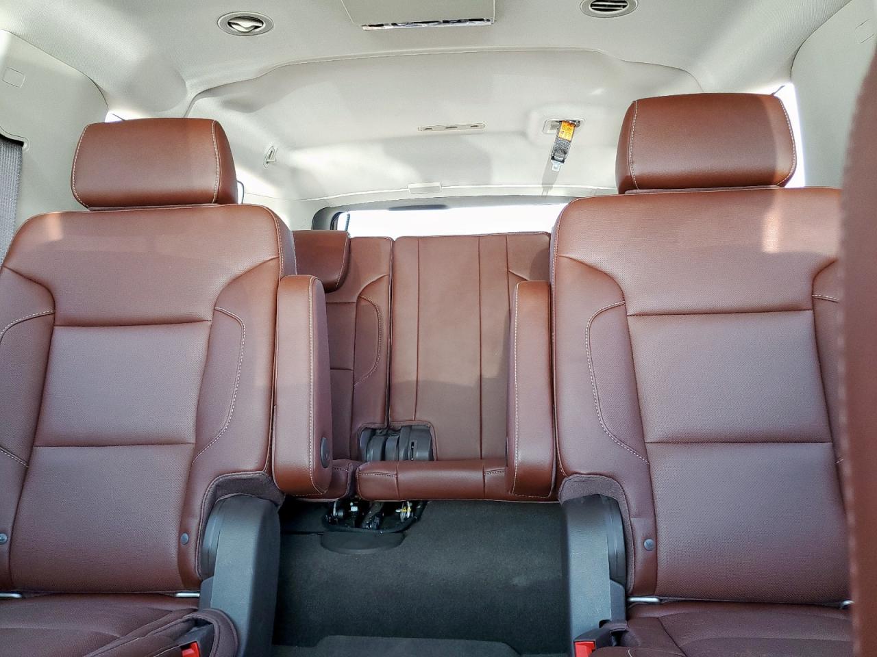 2018 Chevrolet Suburban K1500 Premier VIN: 1GNSKJKC7JR355588 Lot: 68541705