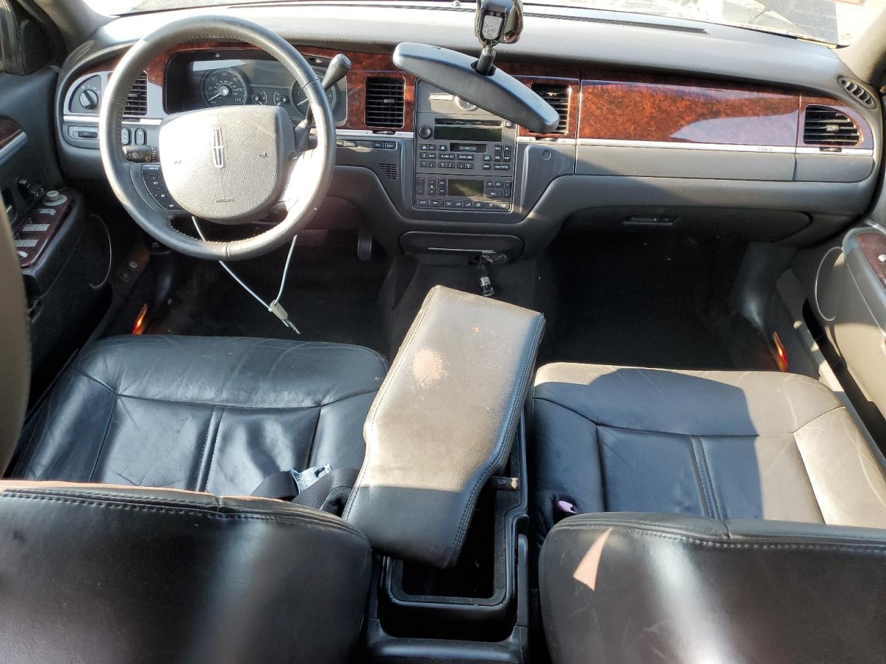 2011 Lincoln Town Car Executive L VIN: 2LNBL8EV2BX764418 Lot: 69111015