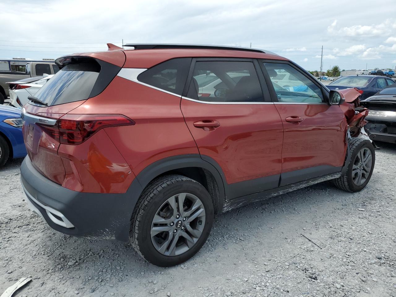 2021 Kia Seltos S orange null gas KNDEUCAA2M7159974 photo #4