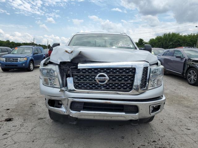  NISSAN TITAN 2017 Srebrny