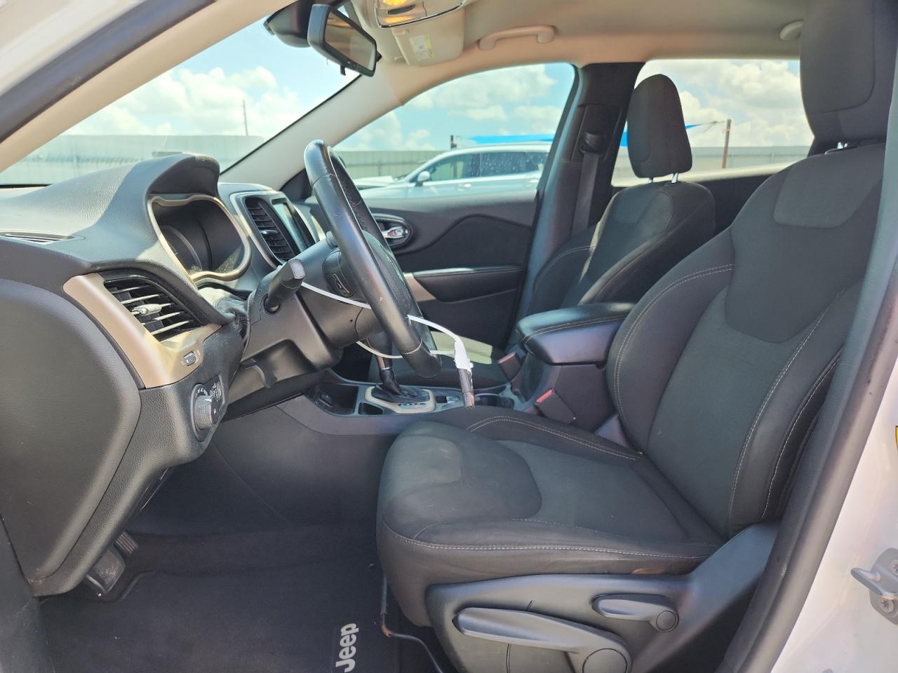 2017 Jeep Cherokee Latitude VIN: 1C4PJLCB6HW617325 Lot: 70269415