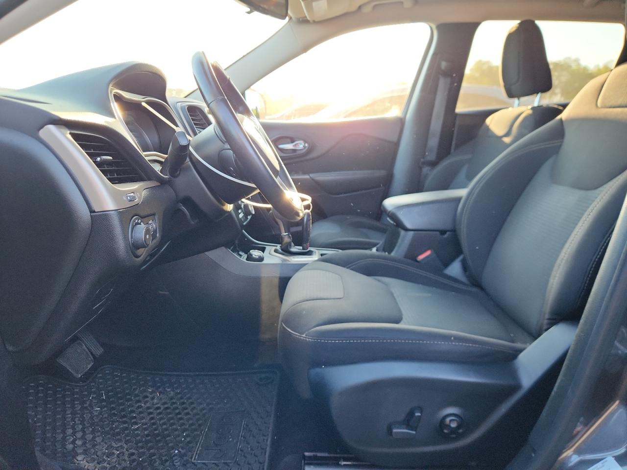 2017 Jeep Cherokee Latitude VIN: 1C4PJMCB8HW565184 Lot: 70175745