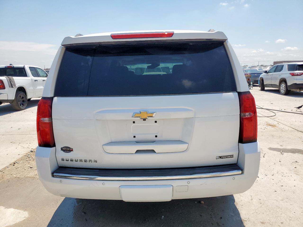 2018 Chevrolet Suburban K1500 Premier VIN: 1GNSKJKC7JR355588 Lot: 68541705