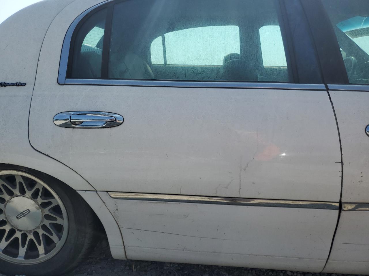 2000 Lincoln Town Car Signature VIN: 1LNHM82W5YY918083 Lot: 68651535