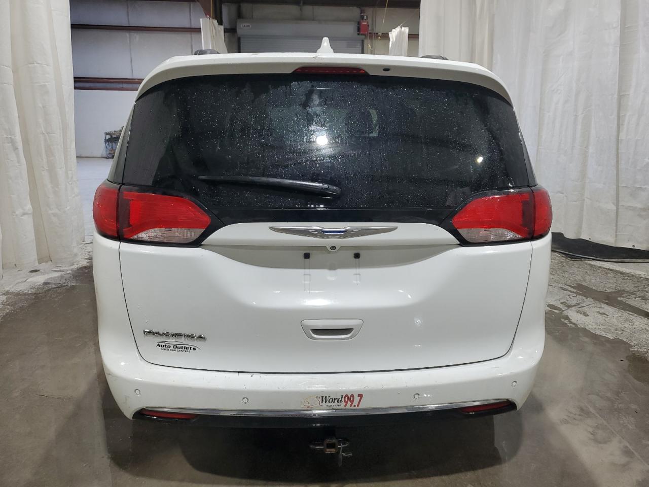 2017 Chrysler Pacifica Touring L VIN: 2C4RC1BG8HR711736 Lot: 69209835