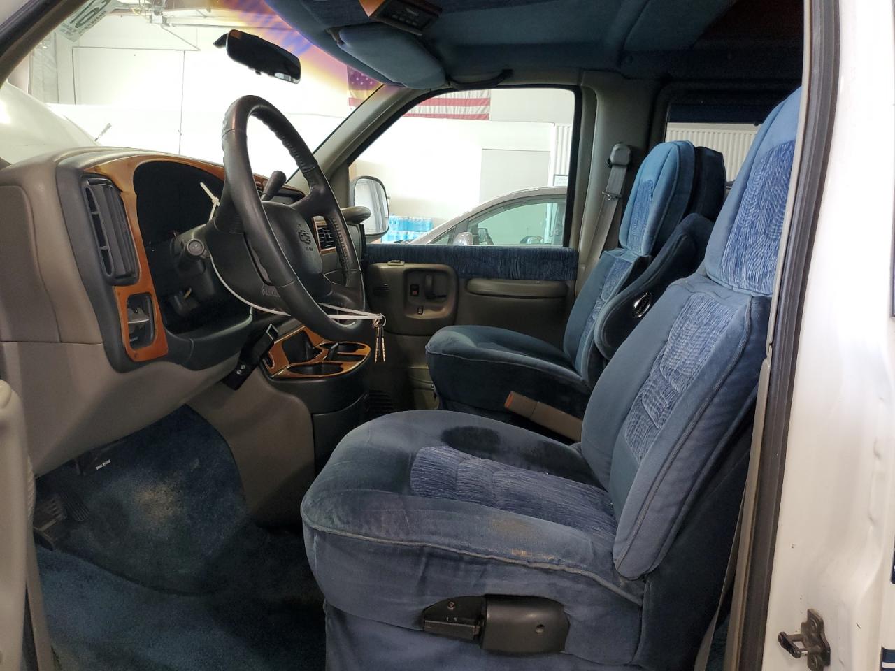 1999 Chevrolet Express G1500 VIN: 1GBFG15RXX1052568 Lot: 67823125