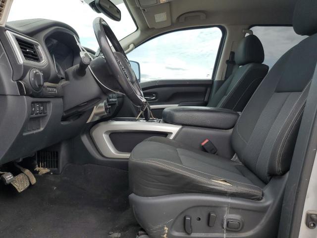  NISSAN TITAN 2017 Srebrny