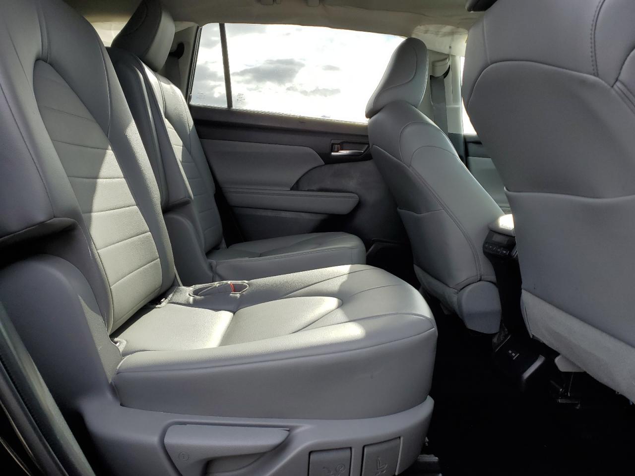 2022 Toyota Highlander Xle VIN: 5TDGZRBH8NS240977 Lot: 68036145