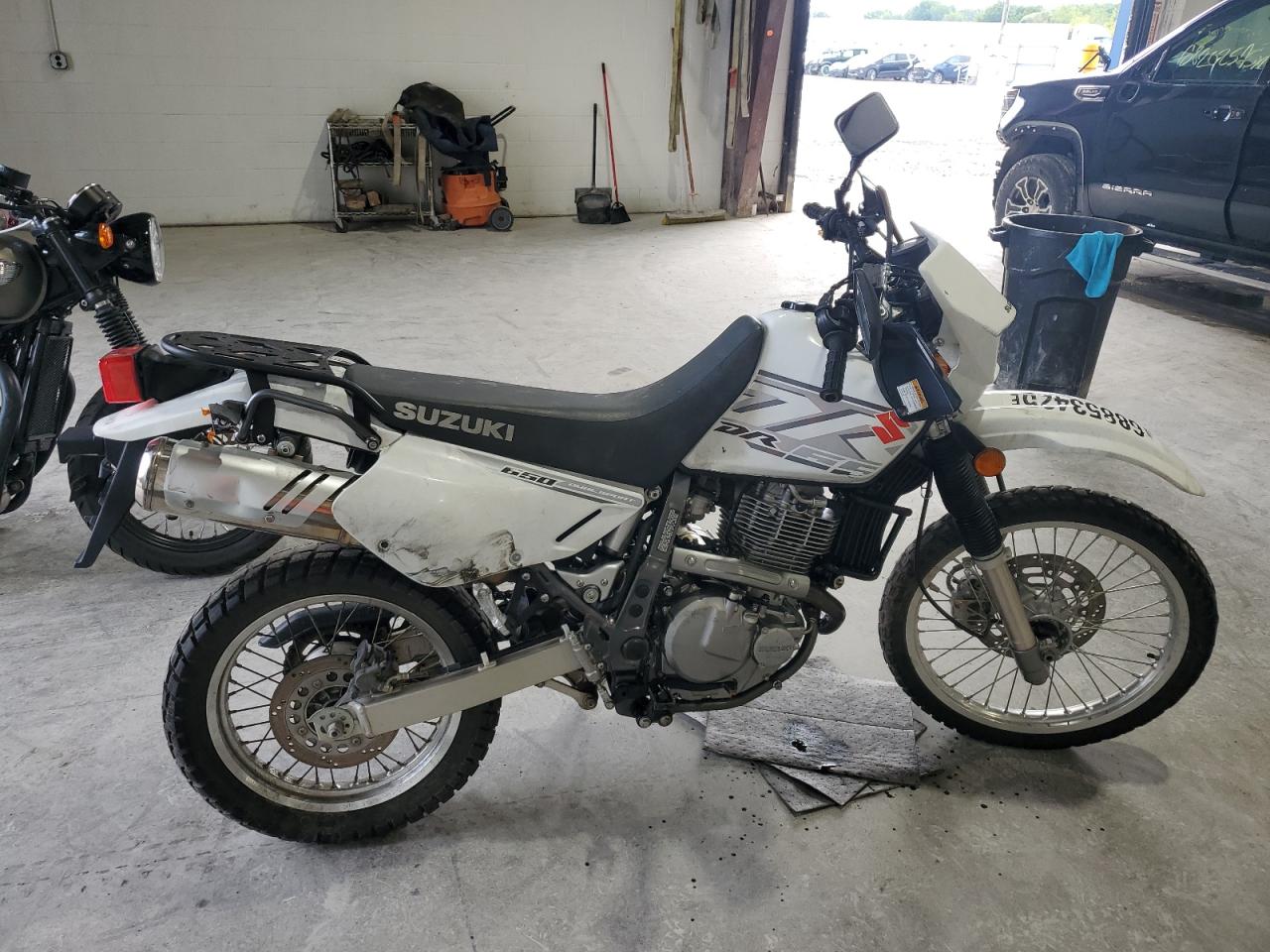 2018 Suzuki Dr650 Se white null gasoline JS1SP46A7J2100592 photo #1