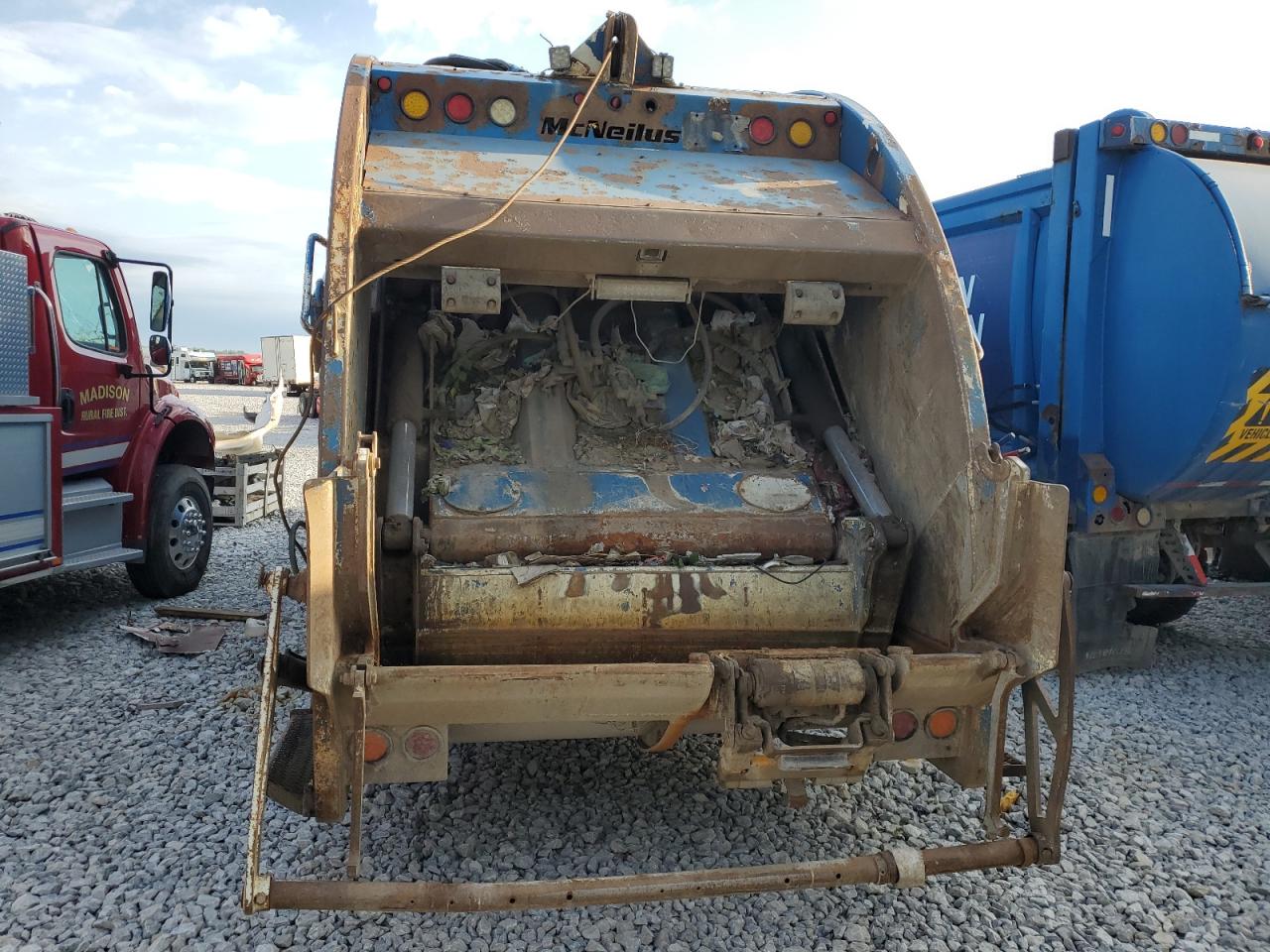 2009 International 7400 Refuse Truck VIN: 1HTWGAAT69J155604 Lot: 69783255