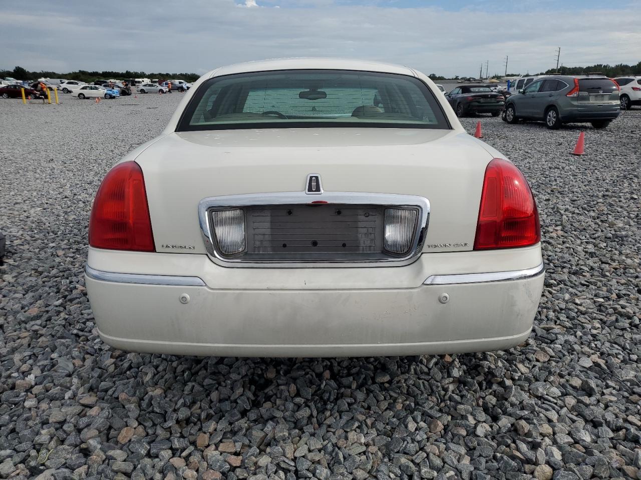 2003 Lincoln Town Car Executive VIN: 1LNHM81W93Y686887 Lot: 70185335