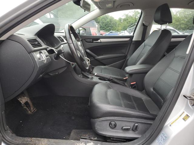 Sedans VOLKSWAGEN PASSAT 2014 Srebrny