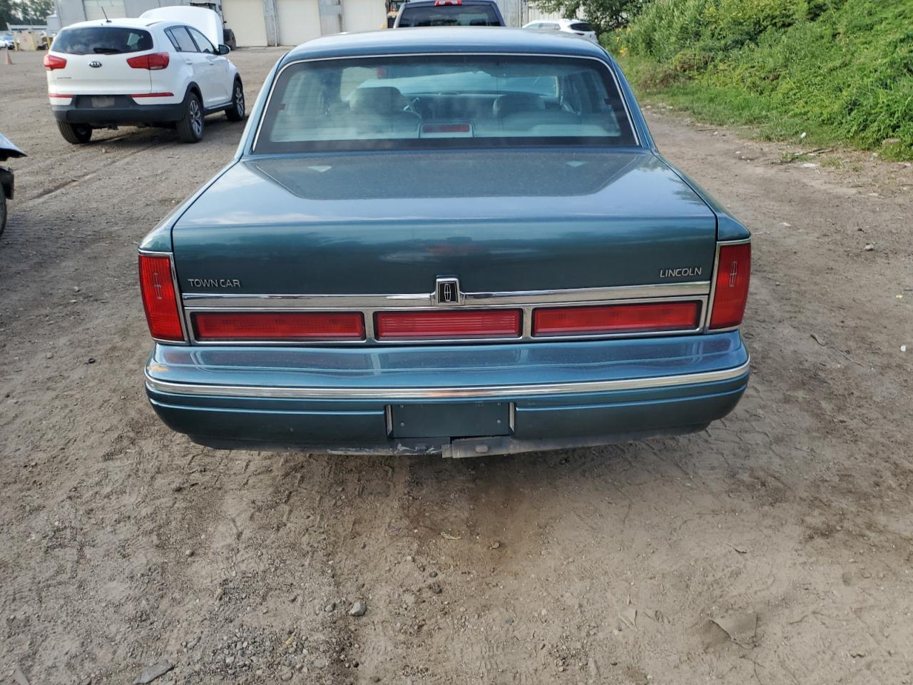 1LNLM82W6TY735021 1996 Lincoln Town Car Signature