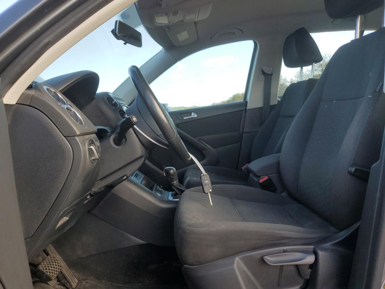 2017 Volkswagen Tiguan S VIN: WVGBV7AXXHK043433 Lot: 70422065