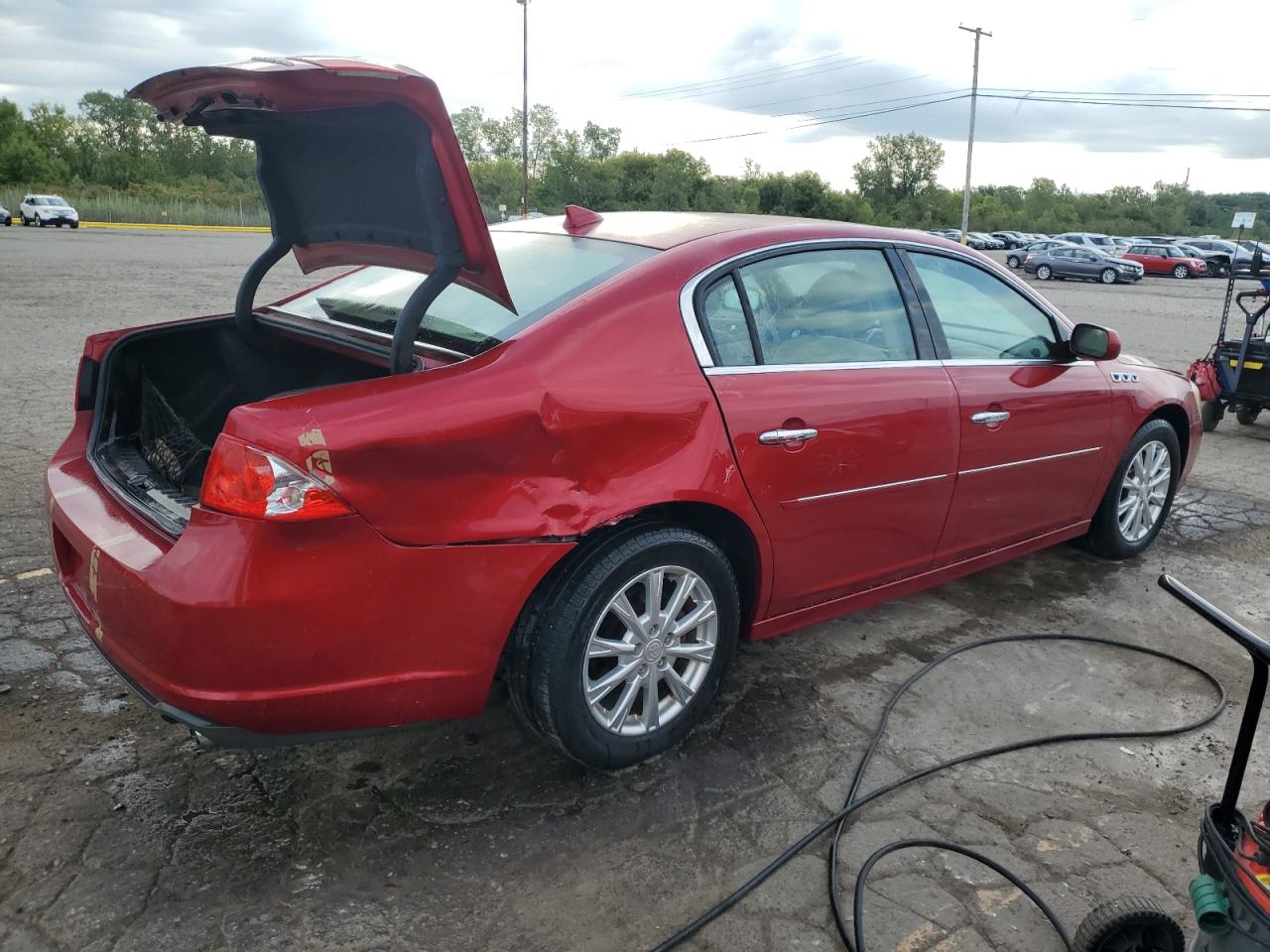 1G4HA5EM3BU134002 BUICK LUCERNE 2011 RED Photo 3