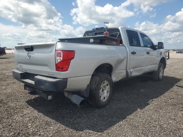  NISSAN TITAN 2018 Srebrny