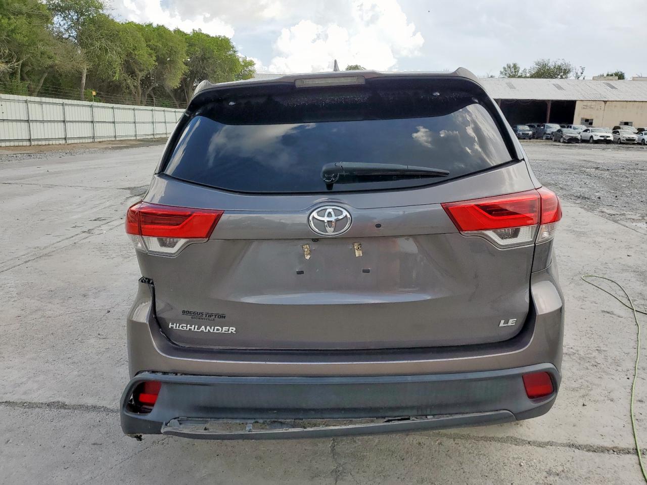 2018 Toyota Highlander Le VIN: 5TDZZRFH0JS284940 Lot: 70704035