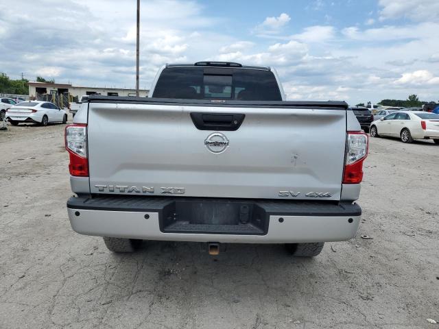 NISSAN TITAN 2017 Srebrny