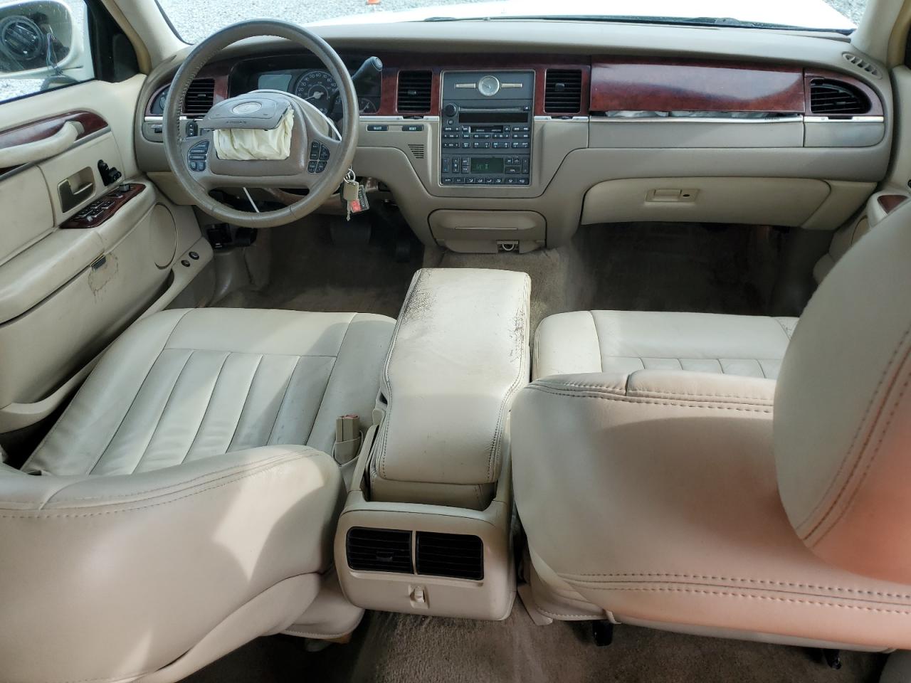 2003 Lincoln Town Car Executive VIN: 1LNHM81W93Y686887 Lot: 70185335