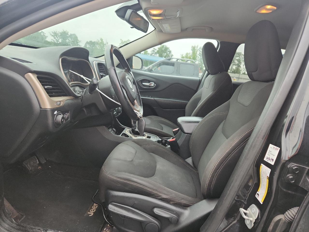 2016 Jeep Cherokee Latitude VIN: 1C4PJLCB8GW211836 Lot: 69390945