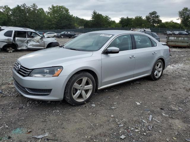 Sedans VOLKSWAGEN PASSAT 2014 Srebrny
