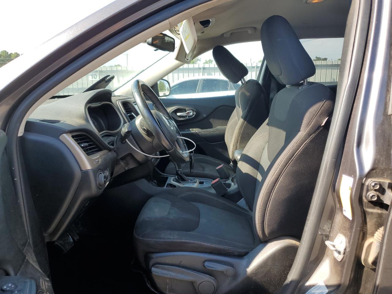 2016 Jeep Cherokee Latitude VIN: 1C4PJLCB4GW297906 Lot: 70565085