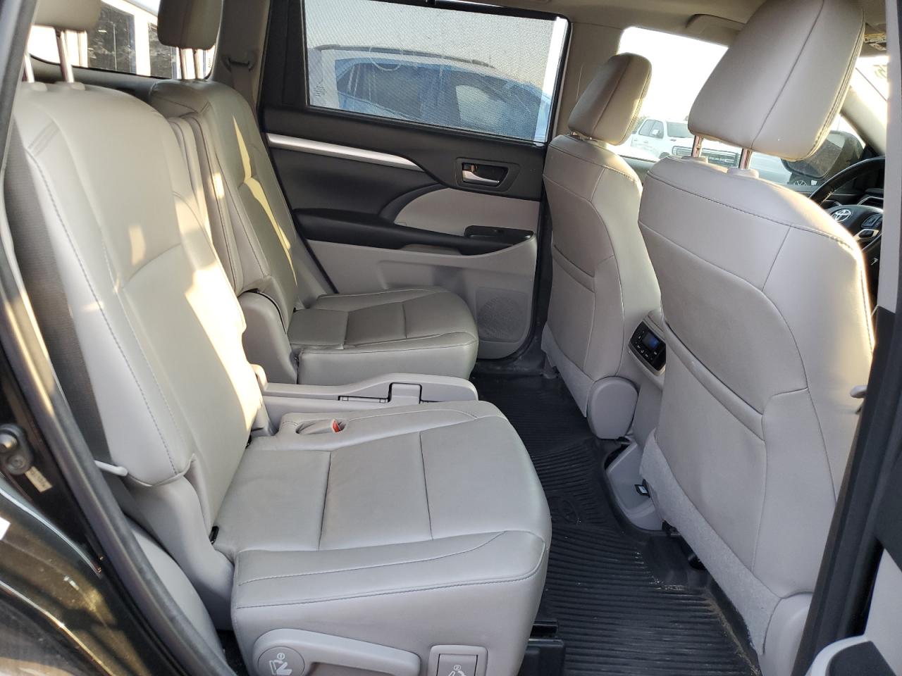 2018 Toyota Highlander Se VIN: 5TDJZRFH0JS859325 Lot: 68971055