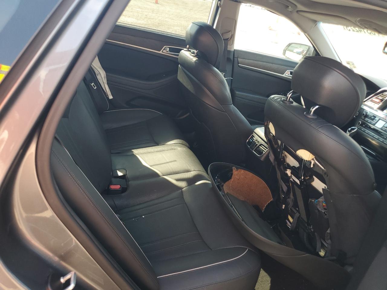 2015 Hyundai Genesis 3.8L VIN: KMHGN4JE7FU050618 Lot: 70314225