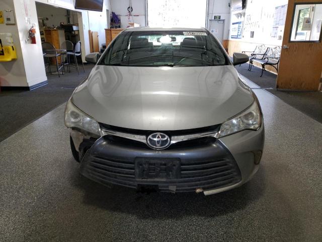 Sedans TOYOTA CAMRY 2016 Srebrny
